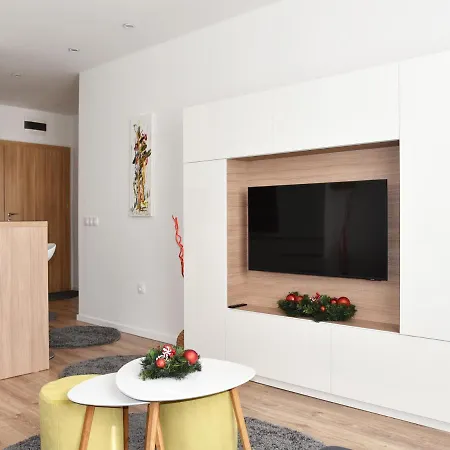 Апартамент Gardens Luxury E11 *