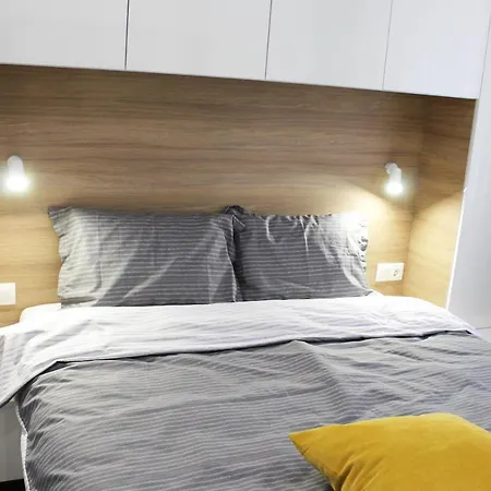 Апартамент Gardens Luxury E11 *